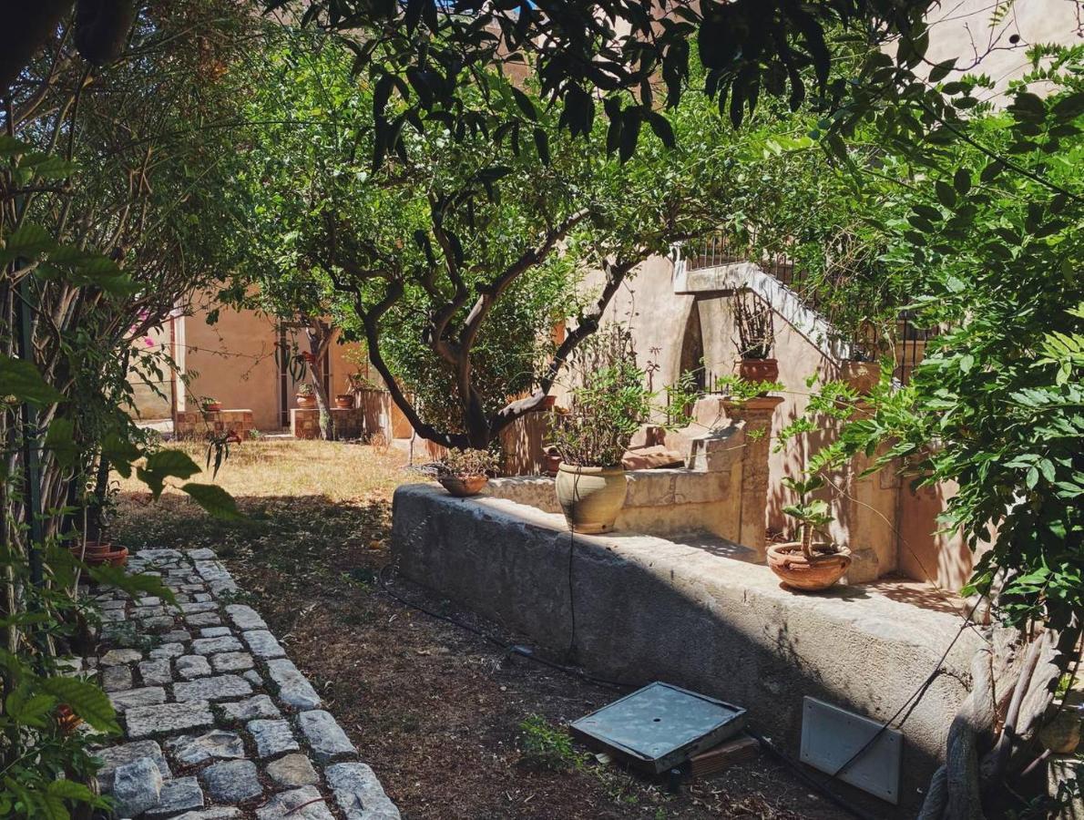 Palazzo Gambuzza Aparthotel Ispica Bagian luar foto