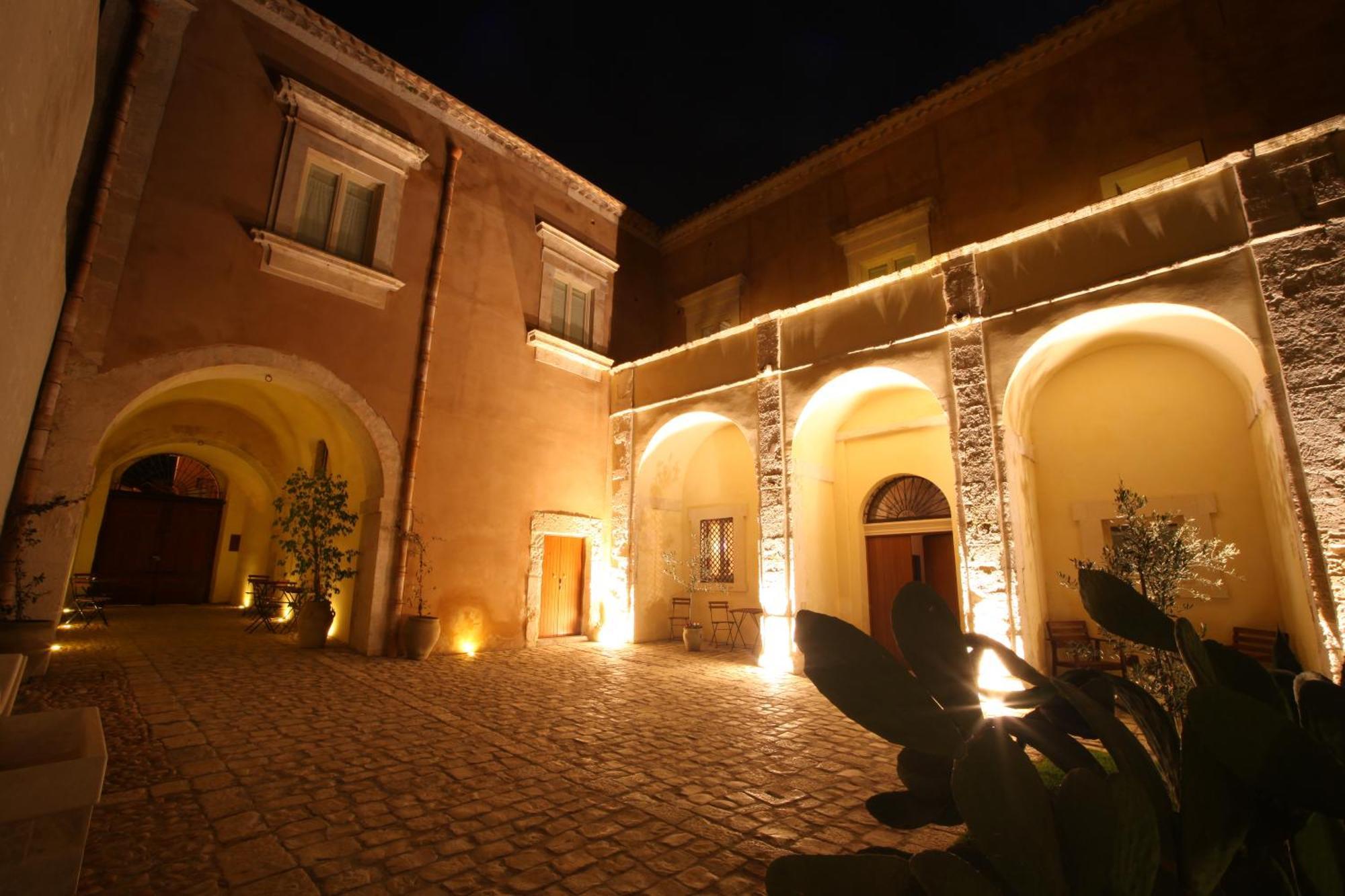 Palazzo Gambuzza Aparthotel Ispica Bagian luar foto