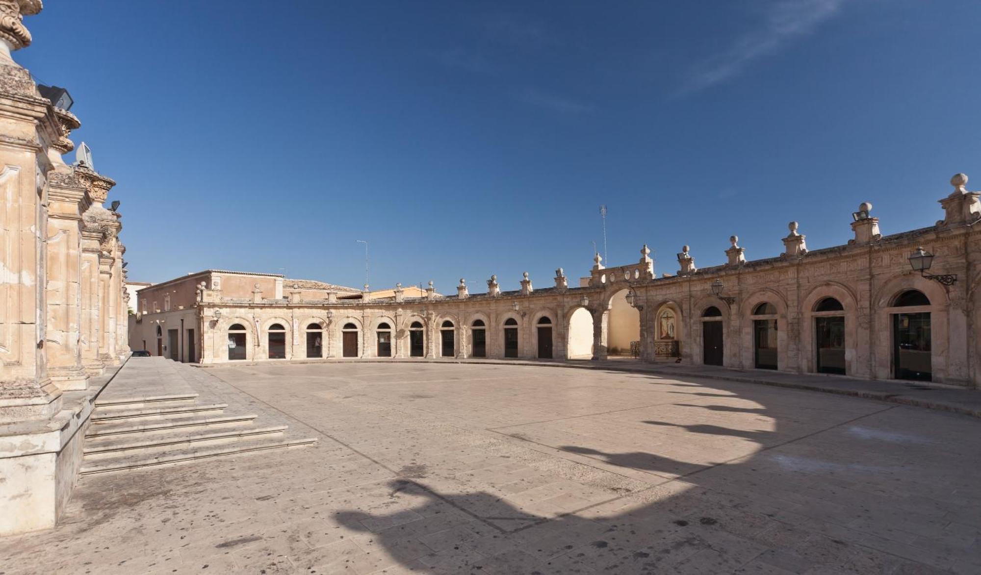 Palazzo Gambuzza Aparthotel Ispica Bagian luar foto